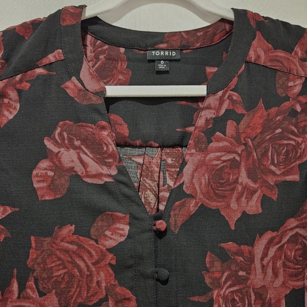 TORRID BLACK RED BURGUNDY ROSES SLEEVELESS V-NECK GOTH TOP  0 (L)
